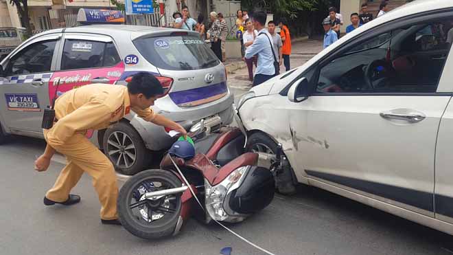 HN: 7 ô tô, xe máy đâm nhau trên phố Tôn Đức Thắng, nhiều người bị thương - 5