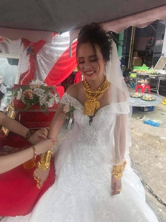 Cô dâu đeo vàng trĩu cổ trong ngày cưới: Chú rể Đài Loan đã đem hết vàng về nước - 1