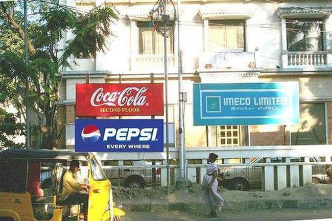 Tại Ấn Độ, khi Coca-Cola đặt tấm biển chỉ dẫn lối lên văn phòng công ty ghi “Coca-Cola ở tầng hai”, Pepsi đã  ngay lập tức làm một tấm biển chơi xỏ đặt ngay bên dưới với dòng chữ: “Pepsi thì có ở mọi nơi”.