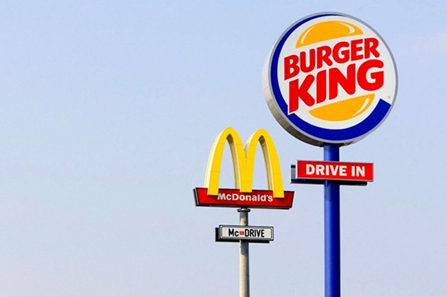 Hầu hết những nơi có biển quảng cáo của McDonald's, thì sẽ luôn thấy một tấm biển của Burger King bên cạnh với kích thước lớn hơn hẳn.