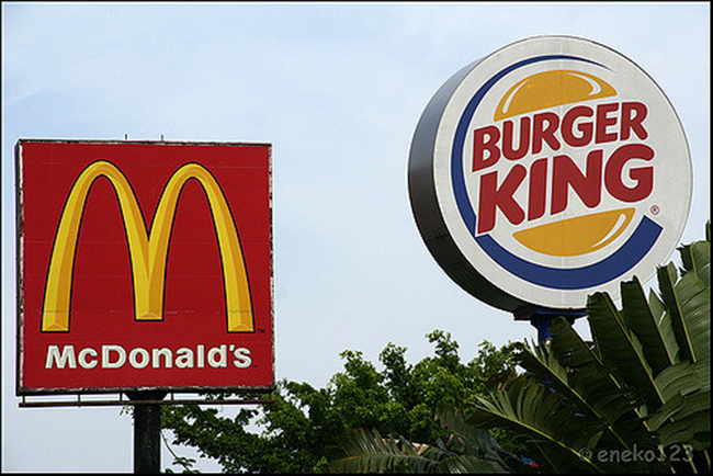 Biển quảng cáo Burger King to hơn, đặc cạnh biển của McDonald's