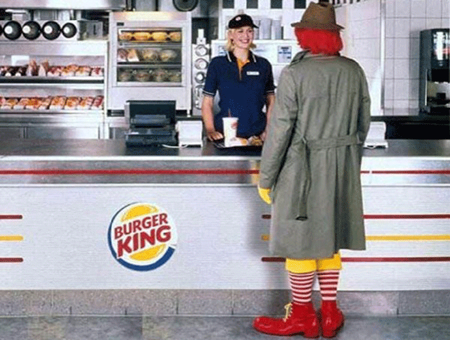 Một tấm ảnh Burger King tung ra, mặc dù có thêm áo khoác nhưng ai cũng dễ dàng nhận ra chú hề quen thuộc của McDonald's. Ngụ ý của bức ảnh là: “Đến linh vật của McDonald's mà vẫn phải đi mua Burger King, chứng tỏ, McDonald's không “có cửa” so sánh với Burger King”.