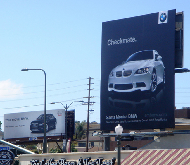 BMW không vừa, dựng một tấm biển ngay bên kia đường với nội dung: “Chiếu tướng”.