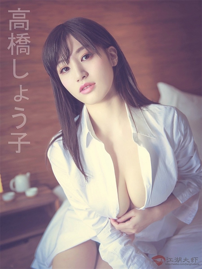 Trước đây, Shoko là thành viên nhóm nhạc thần tượng CAMOUFLAGE sau đó chuyển sang làm Gravure idol &#40;Gravure idol ám chỉ những người mẫu chuyên chụp nội y, bikini, xuất hiện trên các tạp chí nam giới và ra photobook hay DVD riêng&#41;.