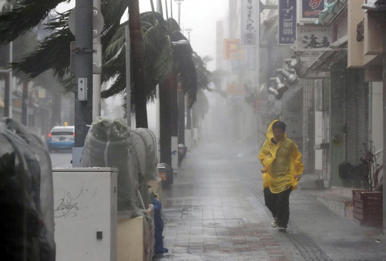 Chưa hồi phục sau bão Jebi, Nhật Bản lại hứng bão Trami - 1
