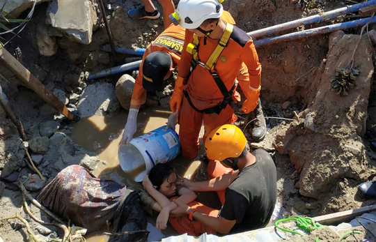 Sóng thần Indonesia: Những tiếng gào thét phát ra từ đống đổ nát - 1