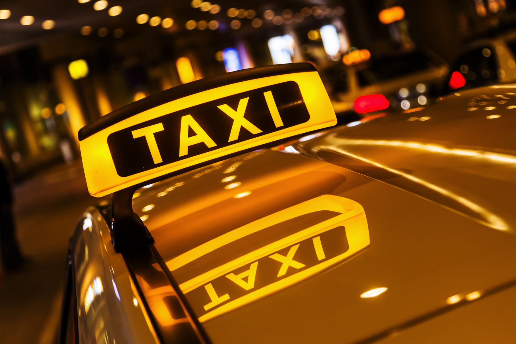 Hẹn hò xong, vợ và người tình gọi đúng taxi của chồng - 1