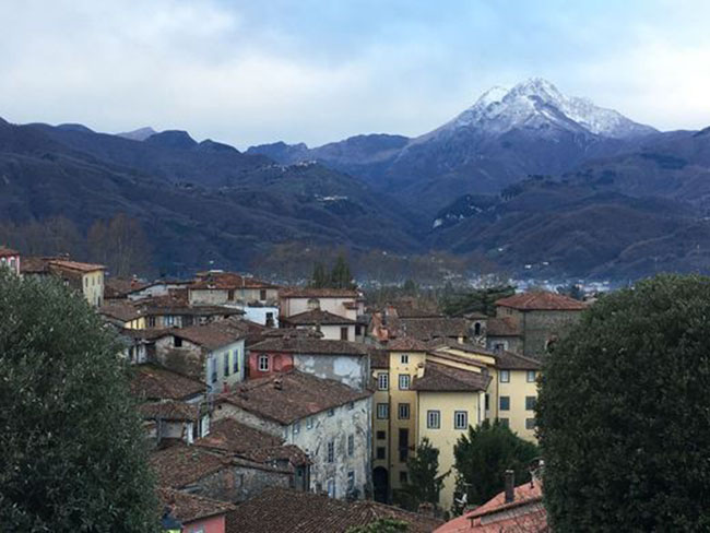 Barga, một trong những thị trấn chính ở vùng Garfagnana của Tuscany, gần đây đã được đặt tên là một trong những thị trấn đẹp nhất nước Ý, nằm gần sát với Sommocolonia.