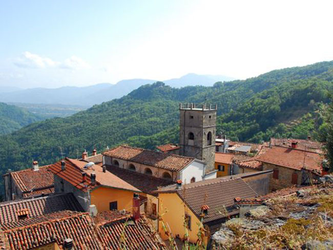 Palleroso nhìn ra khung cảnh núi non của Garfagnana.