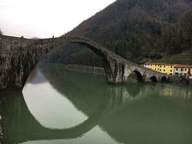 Cây cầu Devil&#39;s Bridge có từ thế kỷ 11 thanh lịch trên Sông Serchio gần Borgo a Mozzano ở Garfagnana.