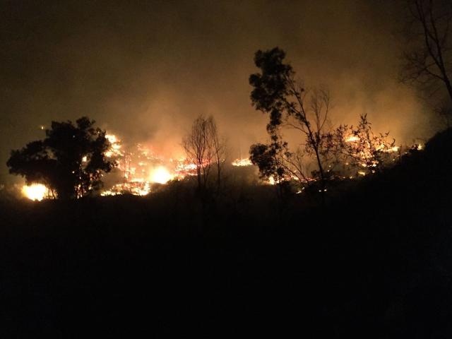 Cháy rừng ở Hà Tĩnh: Vừa dập chỗ này xong, chỗ khác đã chìm trong ”biển lửa”