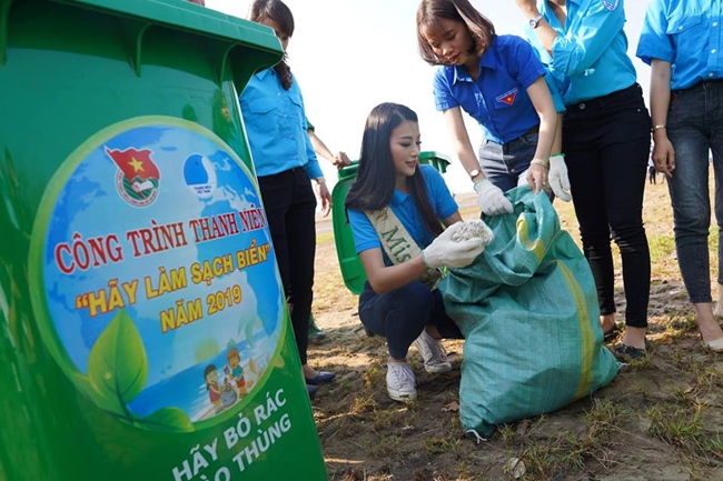 Phương Khánh ăn vận giản dị tham gia hoạt động vì môi trường cùng đoàn Thanh niên - sinh viên Việt Nam.