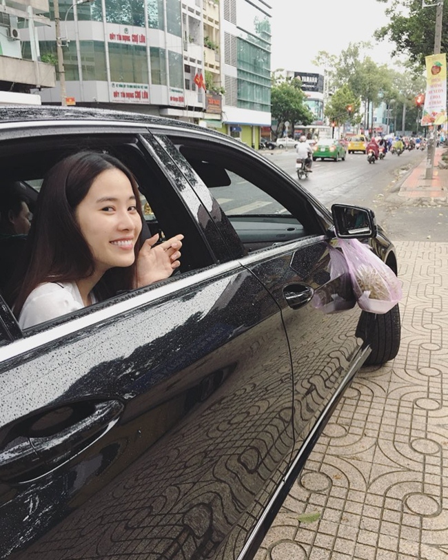 Hình ảnh Hoa khôi quê Tiền Giang lái xe sang nhưng buộc túi đựng sầu riêng ở phía ngoài xe để tránh mùi gây chú ý trên mạng xã hội.