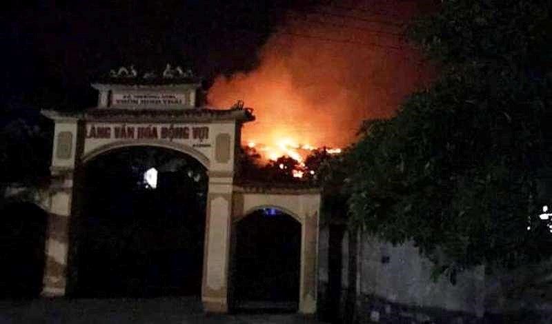 Lửa ở rừng Nghệ An lan sang gây cháy lớn ở Hà Tĩnh - 1