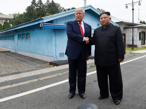 Vật thể lạ xuất hiện sát biên giới Triều Tiên sau cuộc gặp chóng vánh Trump - Kim - 1