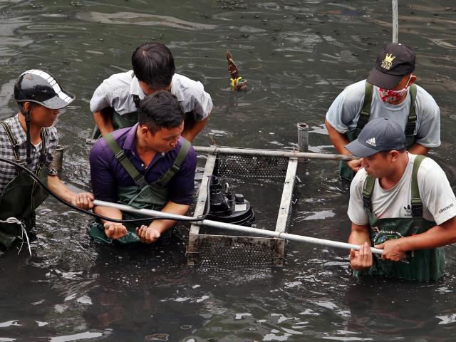 Nóng 24h qua: Gặp sự cố, "bảo bối" xử lý nước sông Tô Lịch bị đưa lên bờ