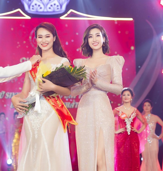 Trước khi đi thi Hoa hậu Thế giới Việt Nam 2019, người đẹp Đinh Quỳnh Trang (sinh năm 2000) dự thi Hoa khôi Sinh viên Việt Nam 2018.