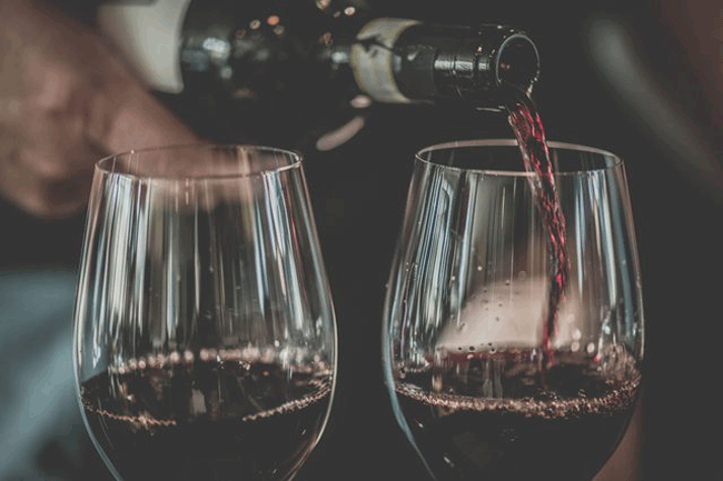 4. Rượu vang: Các nhà nghiên cứu Ý đã khảo sát gần 800 phụ nữ và phát hiện ra rằng, những người uống 2 ly rượu vang đỏ mỗi ngày có nhiều ham muốn và chức năng tình dục tốt hơn so với những người uống nhiều hơn hoặc kiêng rượu hoàn toàn. Nguyên nhân là do rượu vang đỏ rất giàu chất chống oxy hóa thúc đẩy quá trình lưu thông máu một cách tích cực.