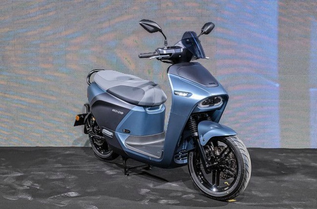 Yamaha EC-05 có 4 màu: xám xanh, đen xám, xám đen xanh và bạc. Xe có giá niêm yết tại Đài Loan là 99,800 Đài Tệ (75 triệu VNĐ). Mức giá này khá cao, có thể nói là tương đương với Honda SH tại thị trường Việt Nam. Điều đó có thể khiến Yamaha EC-05 nếu có xuất hiện tại thị trường Việt Nam cũng chưa chắc đã giành ưu thế so với Vinfast Klara.