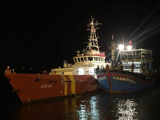 Gió giật cấp 5 nơi thợ lặn tìm kiếm 9 ngư dân mất tích trên biển - 1