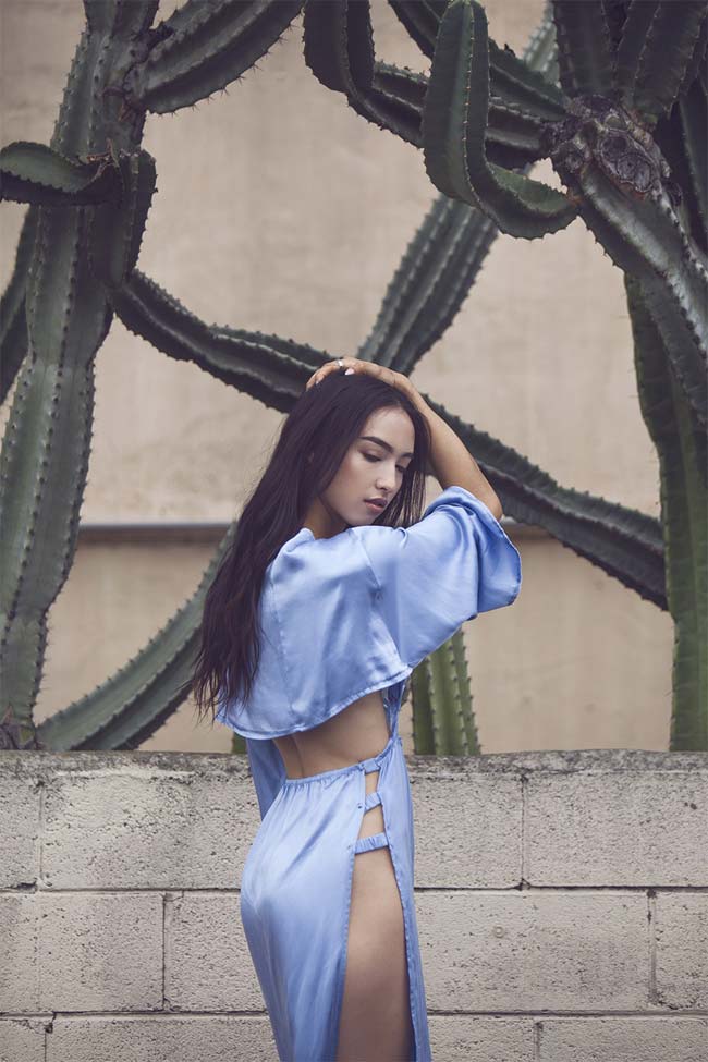 Người đẹp có phong cách rất quyến rũ với váy xẻ, crop top.