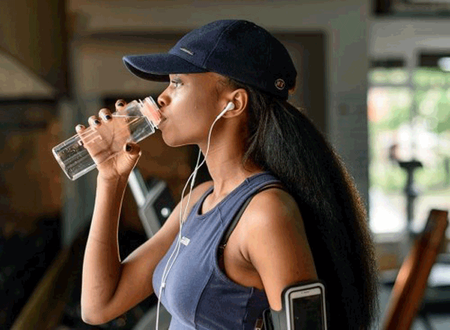 4. Uống quá ít nước: Mất nước có thể khiến co rút cơ bắp, dẫn đến chấn thương. Cơ bắp và các cơ quan cần nước để hoạt động chính xác, và uống nhiều nước cũng có thể thúc đẩy giảm cân. 8 ly nước là liệu lượng tiêu chuẩn được khuyến cáo mỗi ngày. Hầu hết những người không uống đủ nước có thể làm tăng nguy cơ mắc các bệnh về tim và thận.