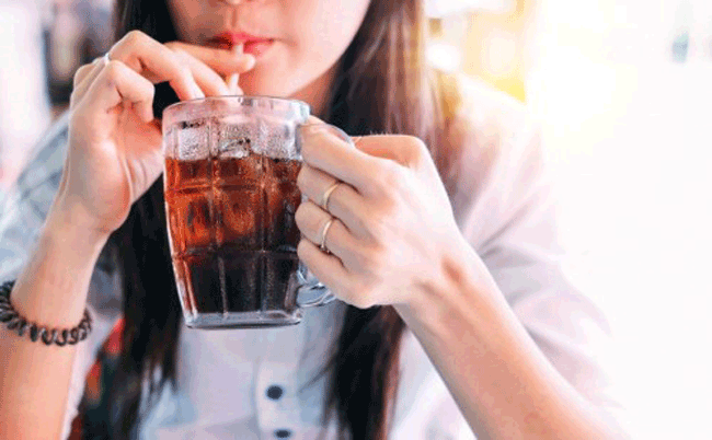 9. Thường xuyên uống nước ngọt: Trong những năm qua, lượng tiêu thụ soda và nước tăng lực đã tăng theo cấp số nhân. Một số nghiên cứu đã liên kết thói quen này với tình trạng tăng cân, mắc các bệnh tiểu đường, tăng huyết áp, tăng lipid máu, bệnh gút và bệnh động mạch vành. Ngoài ra, các bằng chứng gần đây cho thấy, việc tăng lượng soda có đường và ít calo có liên quan đến nguy cơ đột quỵ cao hơn.