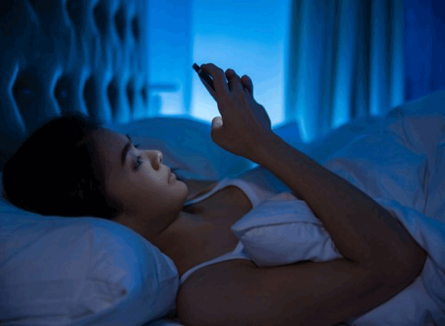 15. Sử dụng máy tính, điện thoại di động và tivi trong vài giờ trước khi đi ngủ có thể cản trở chu kỳ giấc ngủ.