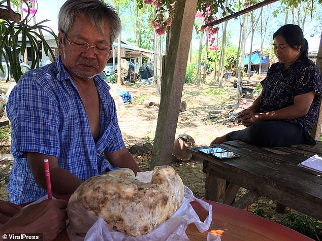 Thái Lan: Sở hữu &#34;vàng nổi&#34; 700 triệu đồng mà không biết, ôm hận vì hành động dại dột - 2