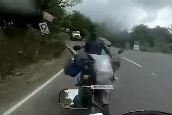 Khoảnh khắc kinh hoàng khi đối diện với biker đầy &#34;ma men&#34; - 1