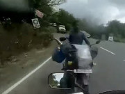 Thế giới xe - Khoảnh khắc kinh hoàng khi đối diện với biker đầy &quot;ma men&quot;