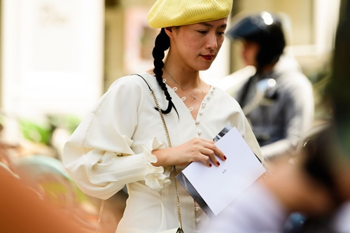 Street style đẹp như mơ tại tuần lễ Haute Couture Paris - 1