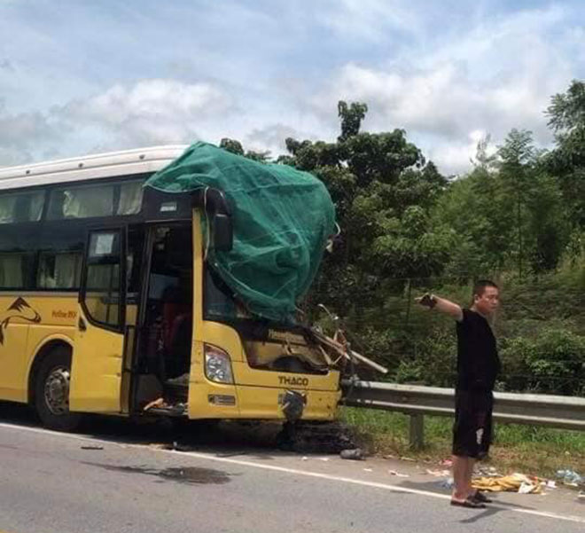 3 ô tô đâm nhau kinh hoàng trên cao tốc, nhiều người nhập viện cấp cứu - 2