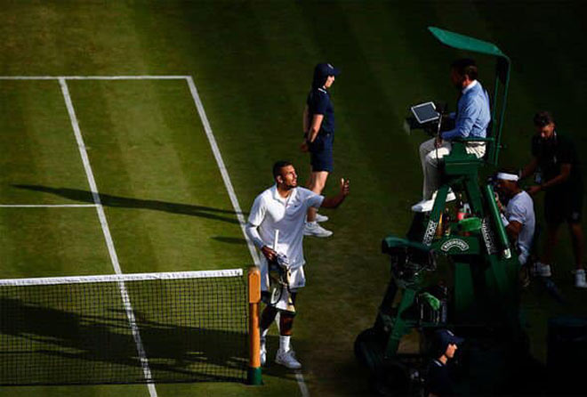 Nadal tức điên &#34;lườm cháy mặt&#34; ở Wimbledon: &#34;Gã điên&#34; Kyrgios làm đủ trò - 2