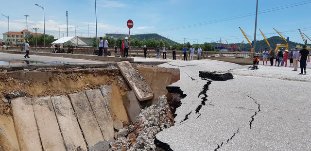 Sụt lún chân cầu Yên Hòa khiến 5 người thương vong: Tiếng kêu cứu xé màn đêm - 1