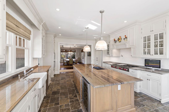 Nhà bếp cao cấp với nội thất hoàn toàn được làm từ gỗ quý và đá granite.