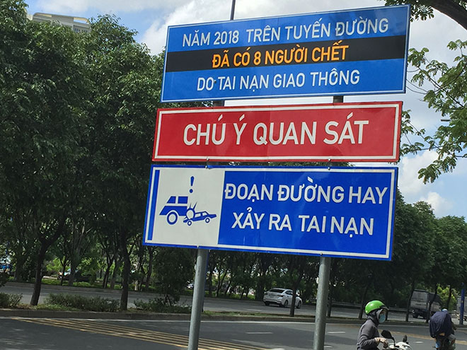 Biển báo lạ cảnh báo TNGT chết người trên đại lộ Mai Chí Thọ - 1