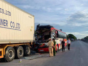 Tin tức trong ngày - Xe chở khách du lịch tông xe container, 15 người thương vong