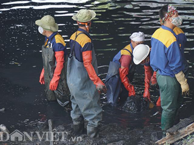 Hàng chục công nhân nạo vét bùn sông Tô Lịch dưới cái nắng gay gắt