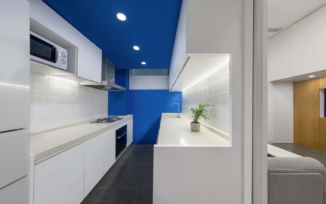 Không gian bếp hẹp nhưng vô cùng hiện đại và tiện nghi