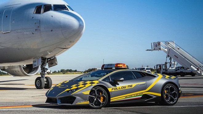 Lamborghini Huracan tại Italy cũng chỉ là phương tiện dẫn đường cho máy bay - 1