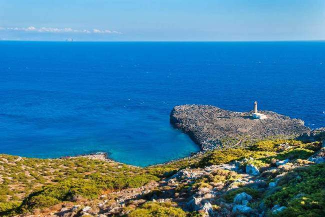 Đảo Antikythera (Hy Lạp), nằm giữa đảo Crete và Kythira ở Địa Trung Hải sẽ cấp cho mỗi gia đình 500 Euro/tháng (~13 triệu/tháng) nếu đến sống ở đây.