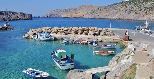 Thực tế là người dân địa phương chủ yếu ăn các thực phẩm trồng trên đảo như rau, xà lách, nhưng có thể đi thuyền đến đảo Crete hay vào trong đất liền để mua các thứ dự trữ.