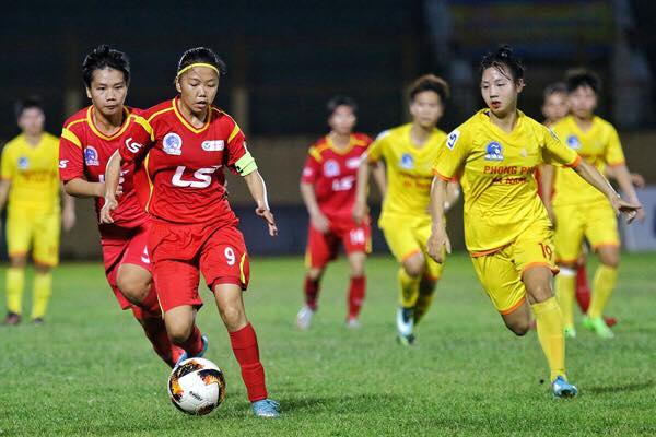 Trần Thị Duyên (áo vàng) và các đồng đội kết thúc lượt đi giải vô địch bóng đá nữ quốc gia 2019 ở vị trí thứ 2.