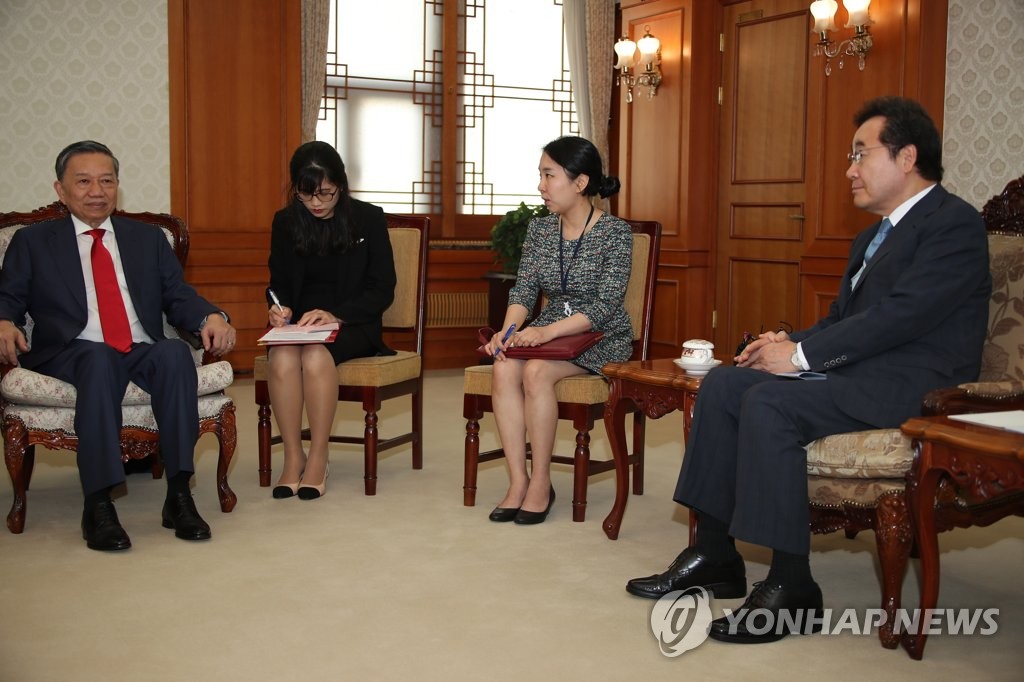 Thủ tướng Hàn Quốc Lee Nak-yon (ngoài cùng bên phải) tiếp&nbsp;Bộ trưởng Bộ Công an Việt Nam&nbsp;Tô Lâm hôm 8/7 tại Hàn Quốc