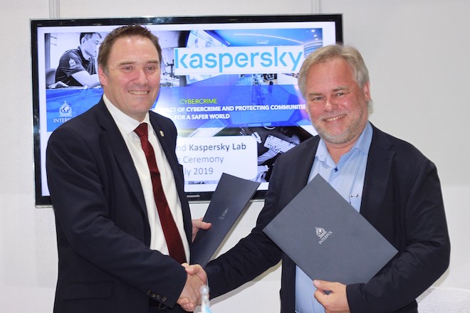 Lãnh đạo công ty an ninh mạng Kaspersky (phải)&nbsp;và tổ chức cảnh sát hình sự quốc tế INTERPOL (trái)&nbsp;vừa ký biên bản thỏa thuận 5 năm.