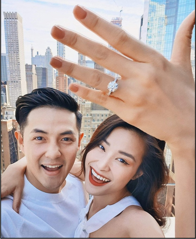 Thông tin nữ ca sĩ Đông Nhi nhận lời cầu hôn bạn trai Ông Cao Thắng đang "gây sốt" trong cộng đồng mạng. Những lời chúc mừng được gửi tới cặp đôi sau 10 năm bên nhau.