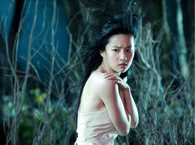 Lưu Diệc Khi khoe lưng trần nõn nà trong "Thiện nữ u hồn" năm 2011.