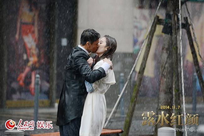 Ngọc nữ họ Lưu hôn đắm đuối tài tử Vương Học Binh trong "Lộ thủy hồng nhân". Ngoài cảnh hôn dưới mưa, cặp đôi còn gây sốc với cảnh giường chiếu táo bạo.