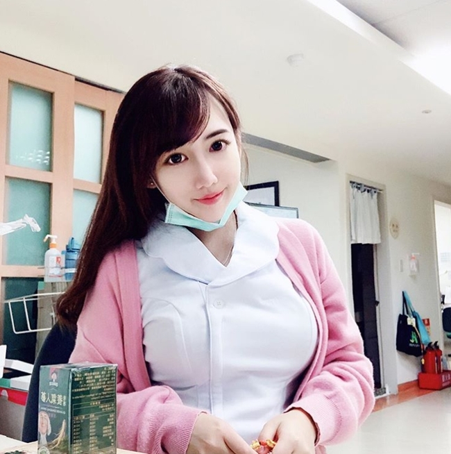 Li Yizhen, biệt danh trên mạng xã hội là Elle là một nữ y tá quyến rũ khác đến từ Đài Loan.
